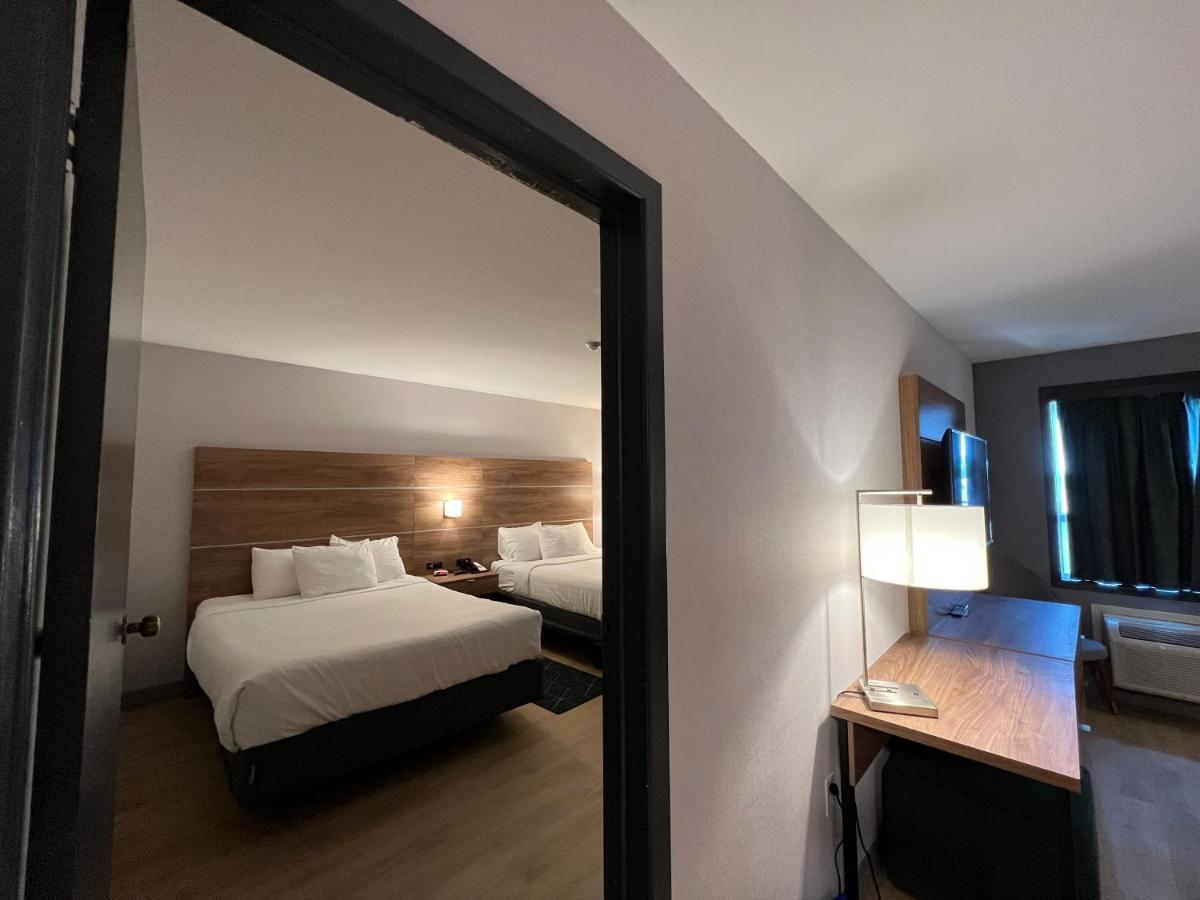 Super 8 By Wyndham Cornwall On Luaran gambar