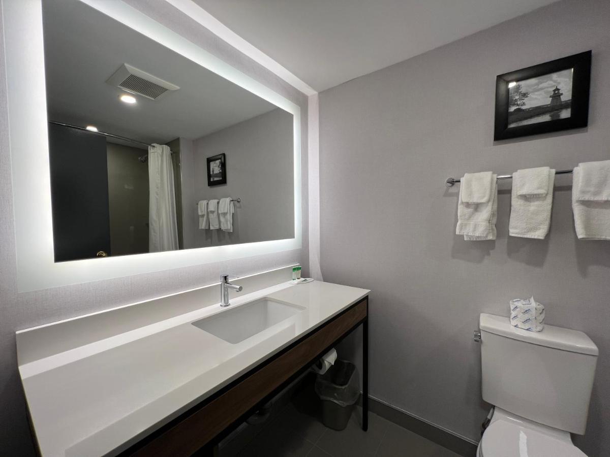 Super 8 By Wyndham Cornwall On Luaran gambar