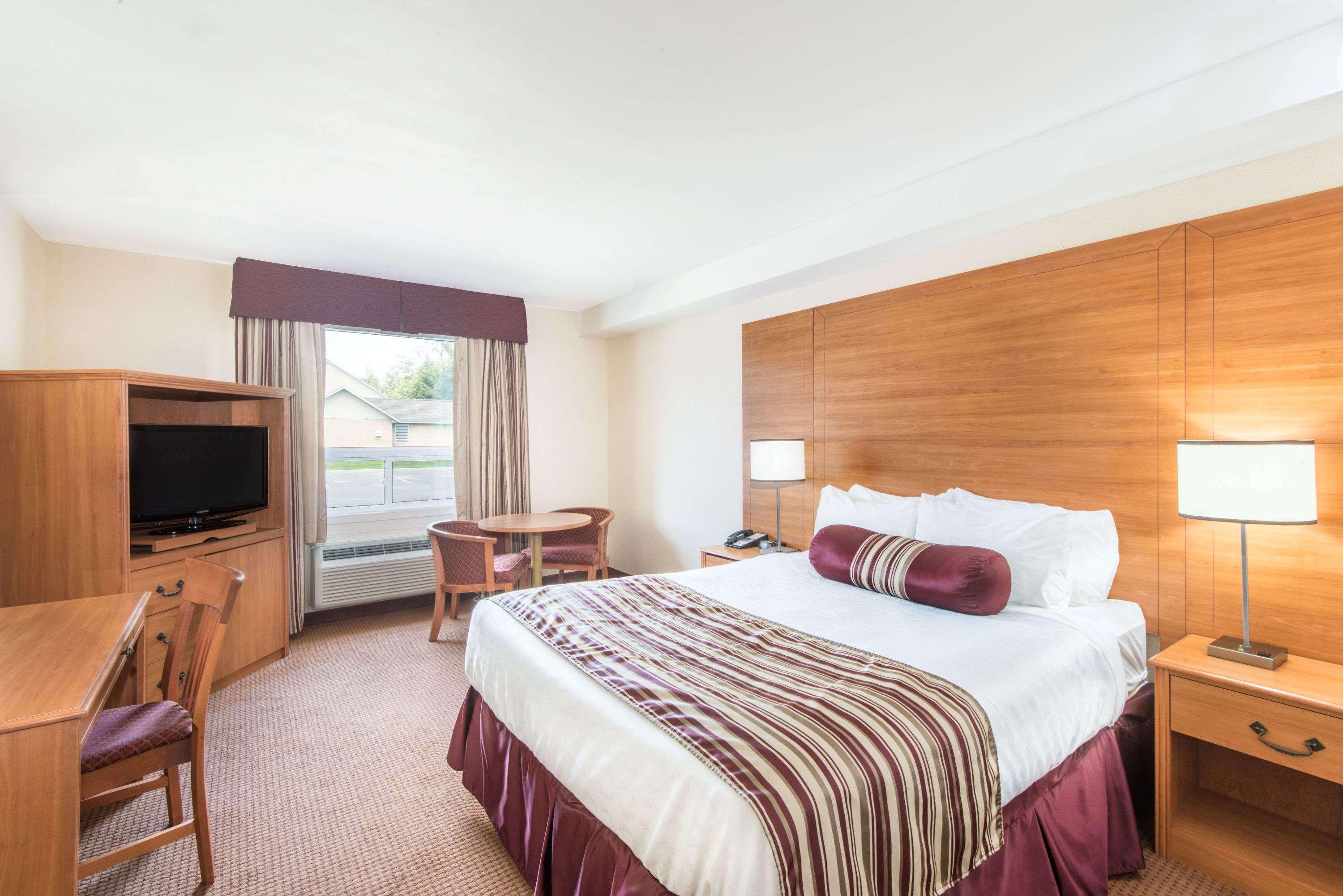 Super 8 By Wyndham Cornwall On Luaran gambar
