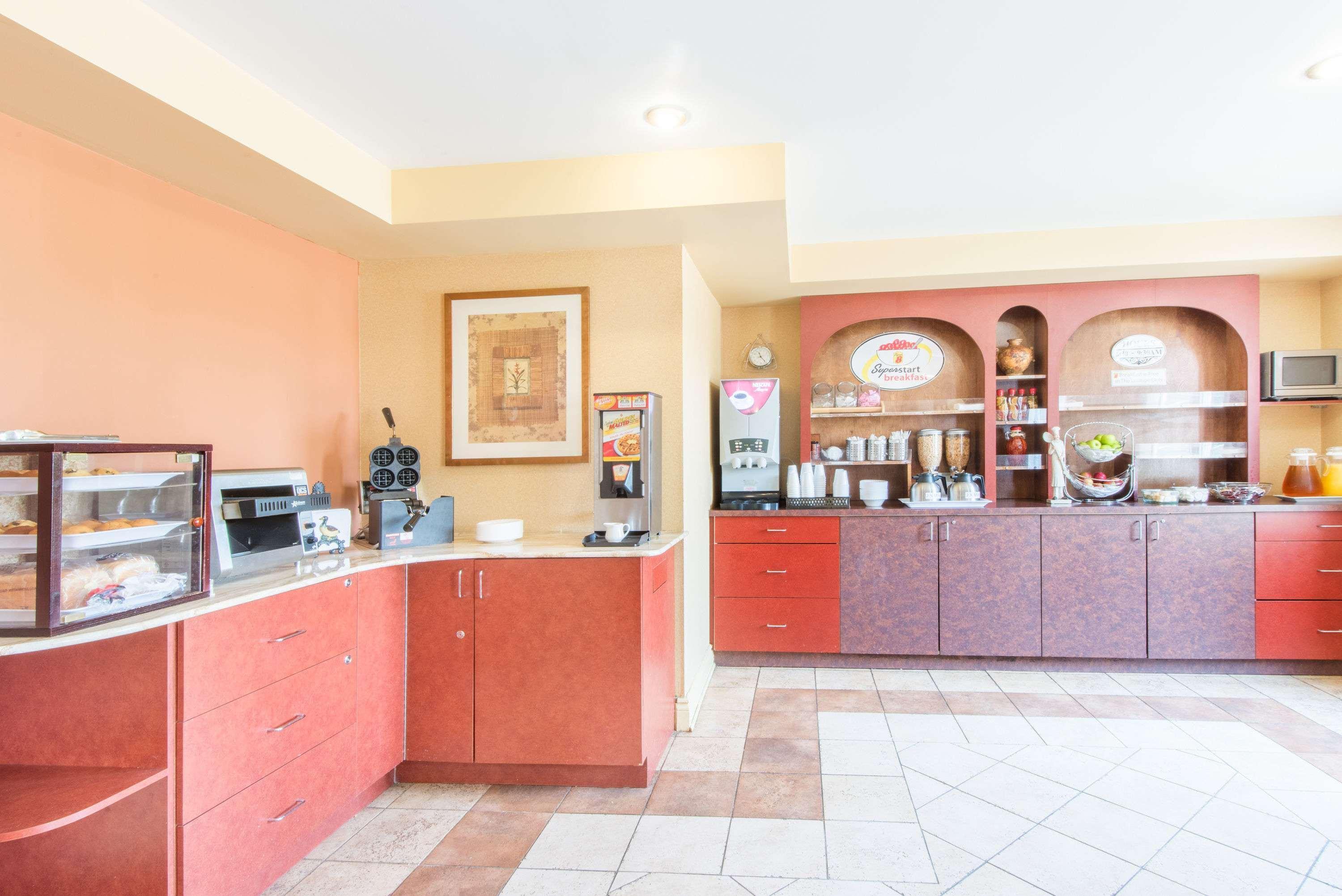 Super 8 By Wyndham Cornwall On Luaran gambar