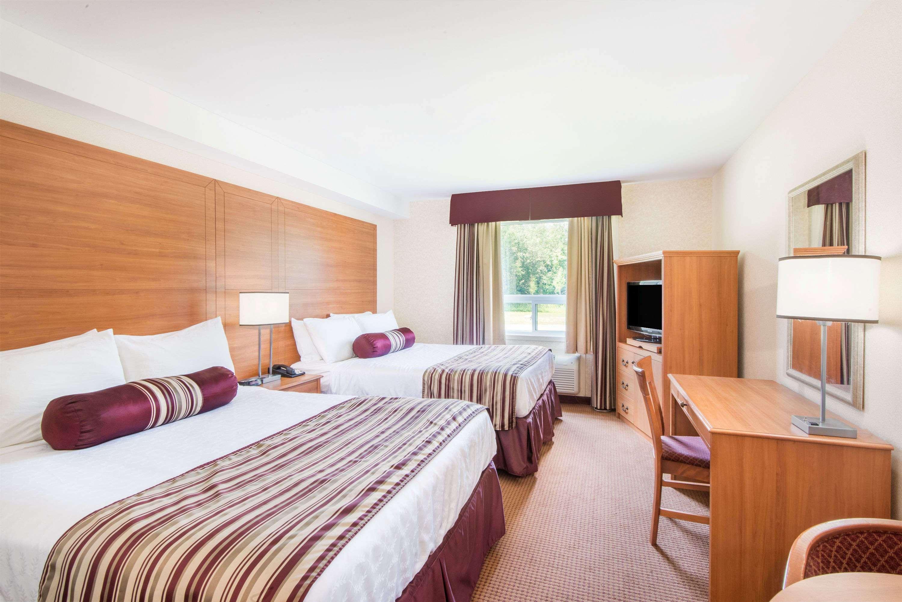 Super 8 By Wyndham Cornwall On Luaran gambar