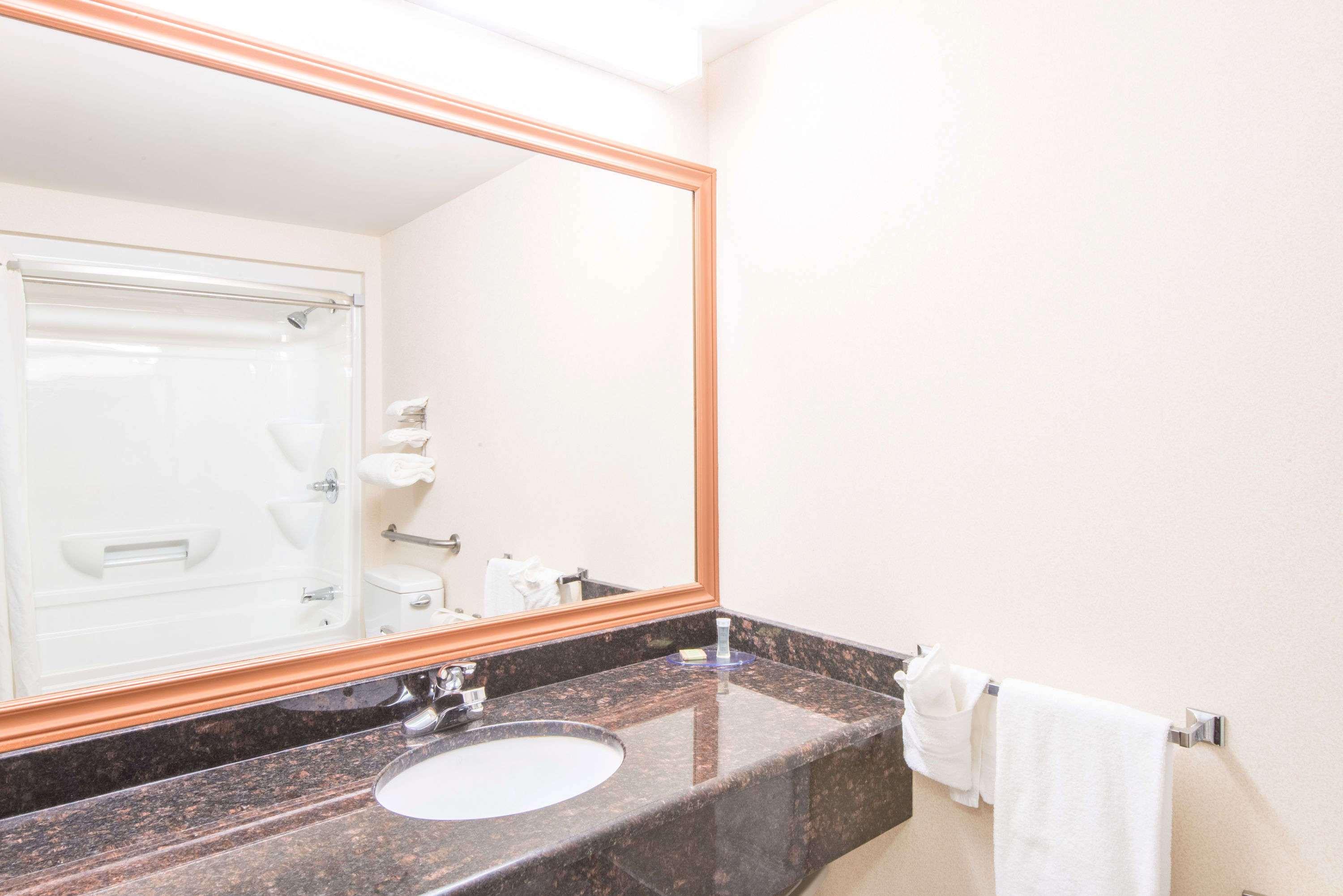 Super 8 By Wyndham Cornwall On Luaran gambar
