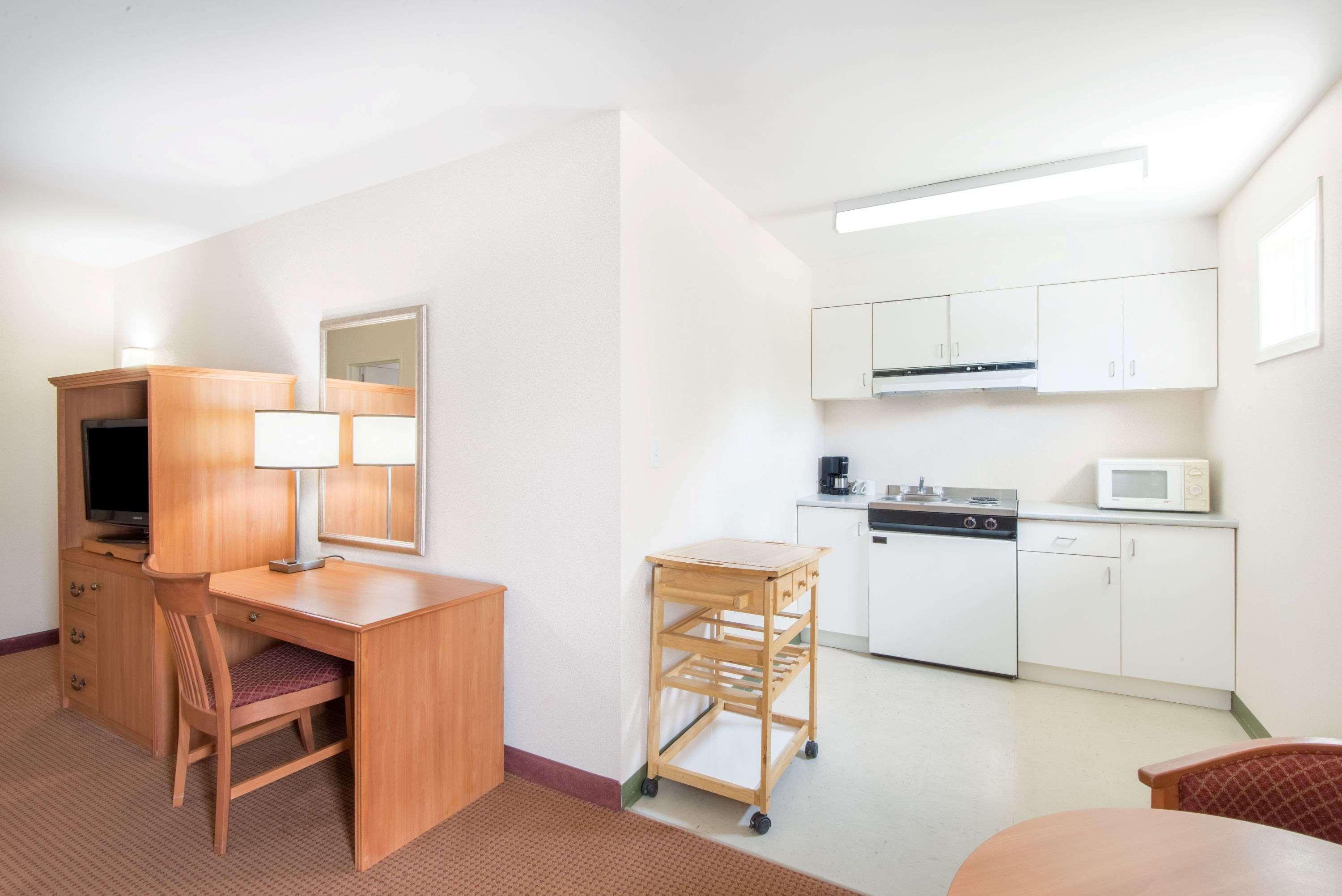 Super 8 By Wyndham Cornwall On Luaran gambar