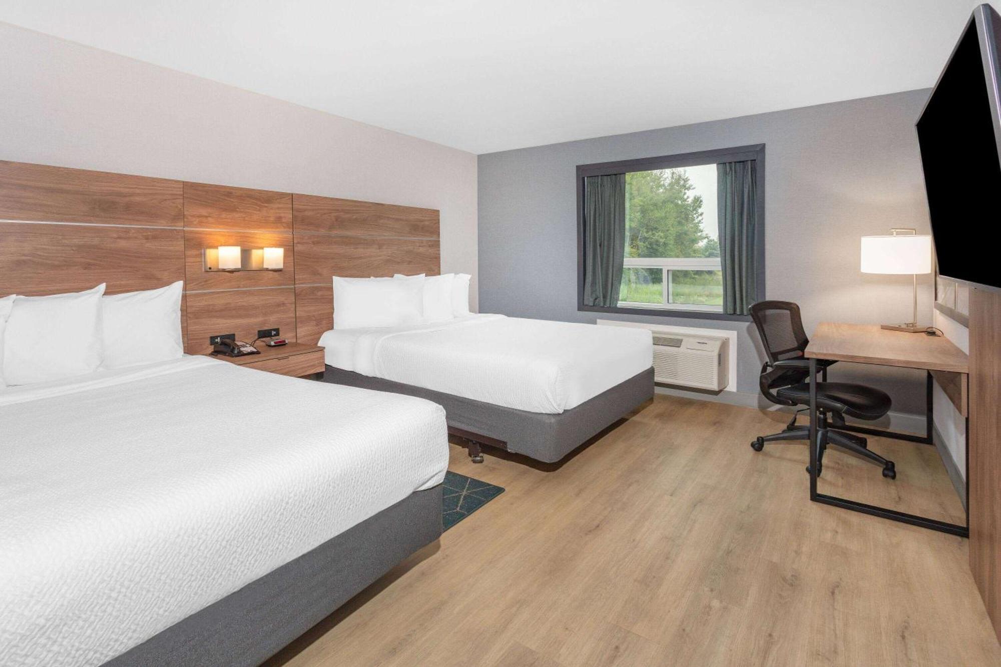 Super 8 By Wyndham Cornwall On Luaran gambar