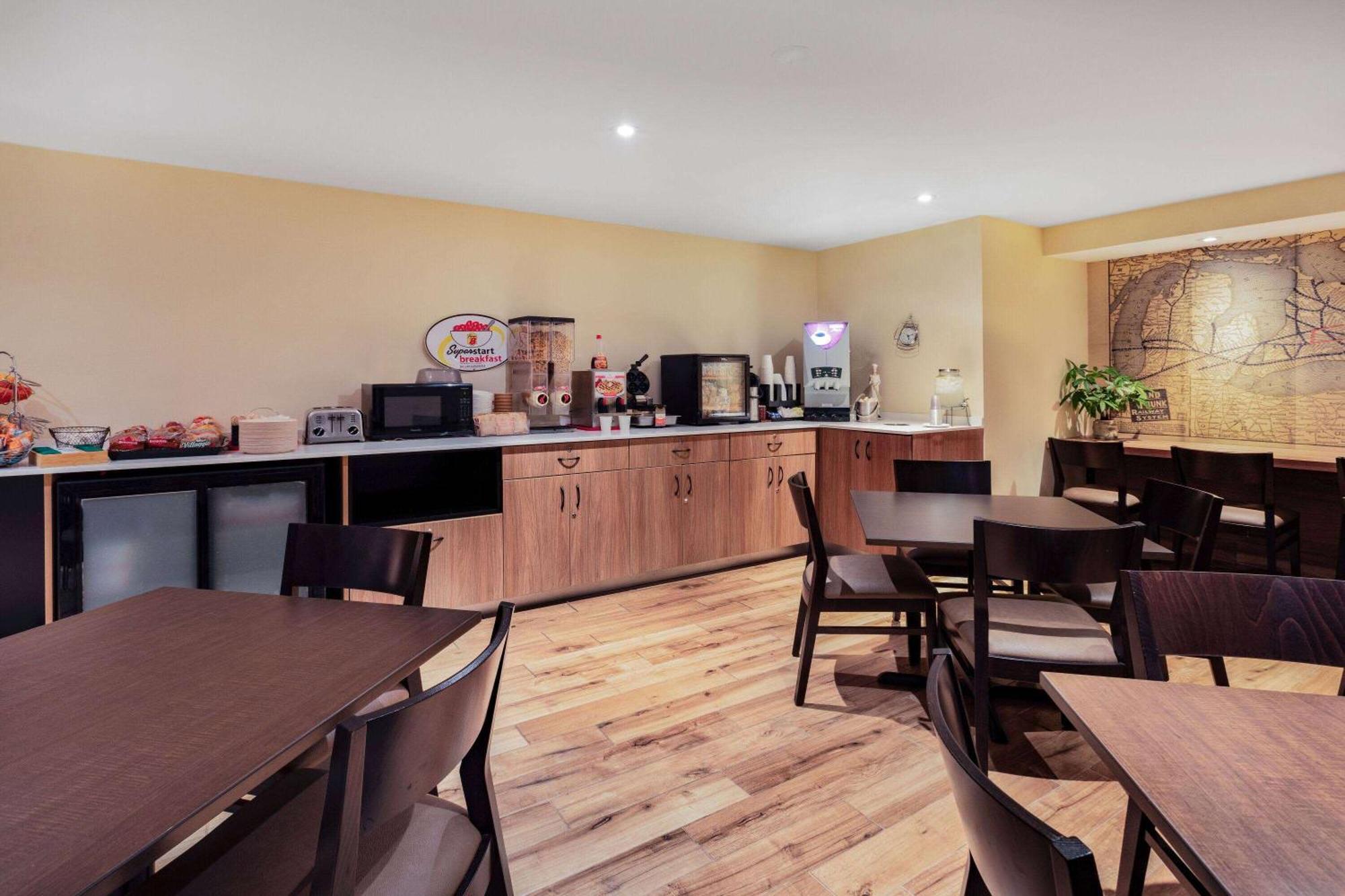 Super 8 By Wyndham Cornwall On Luaran gambar