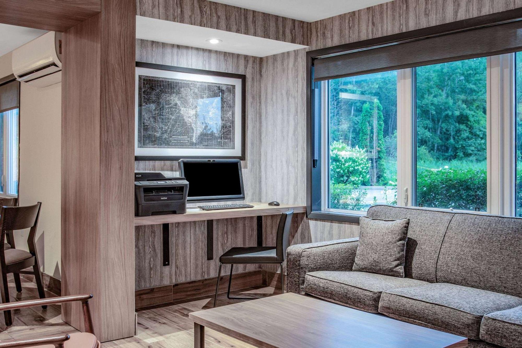 Super 8 By Wyndham Cornwall On Luaran gambar