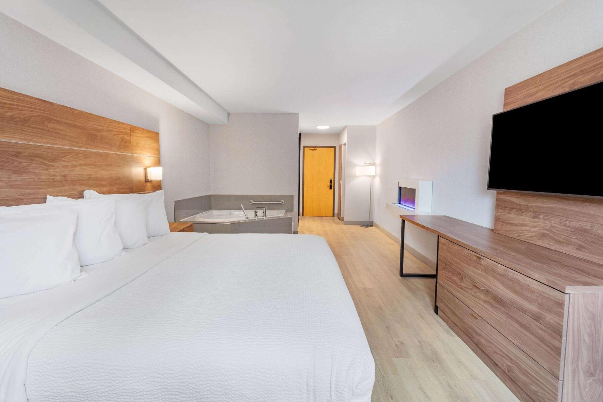 Super 8 By Wyndham Cornwall On Luaran gambar