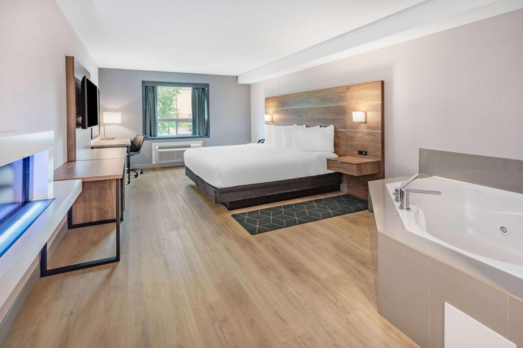 Super 8 By Wyndham Cornwall On Luaran gambar