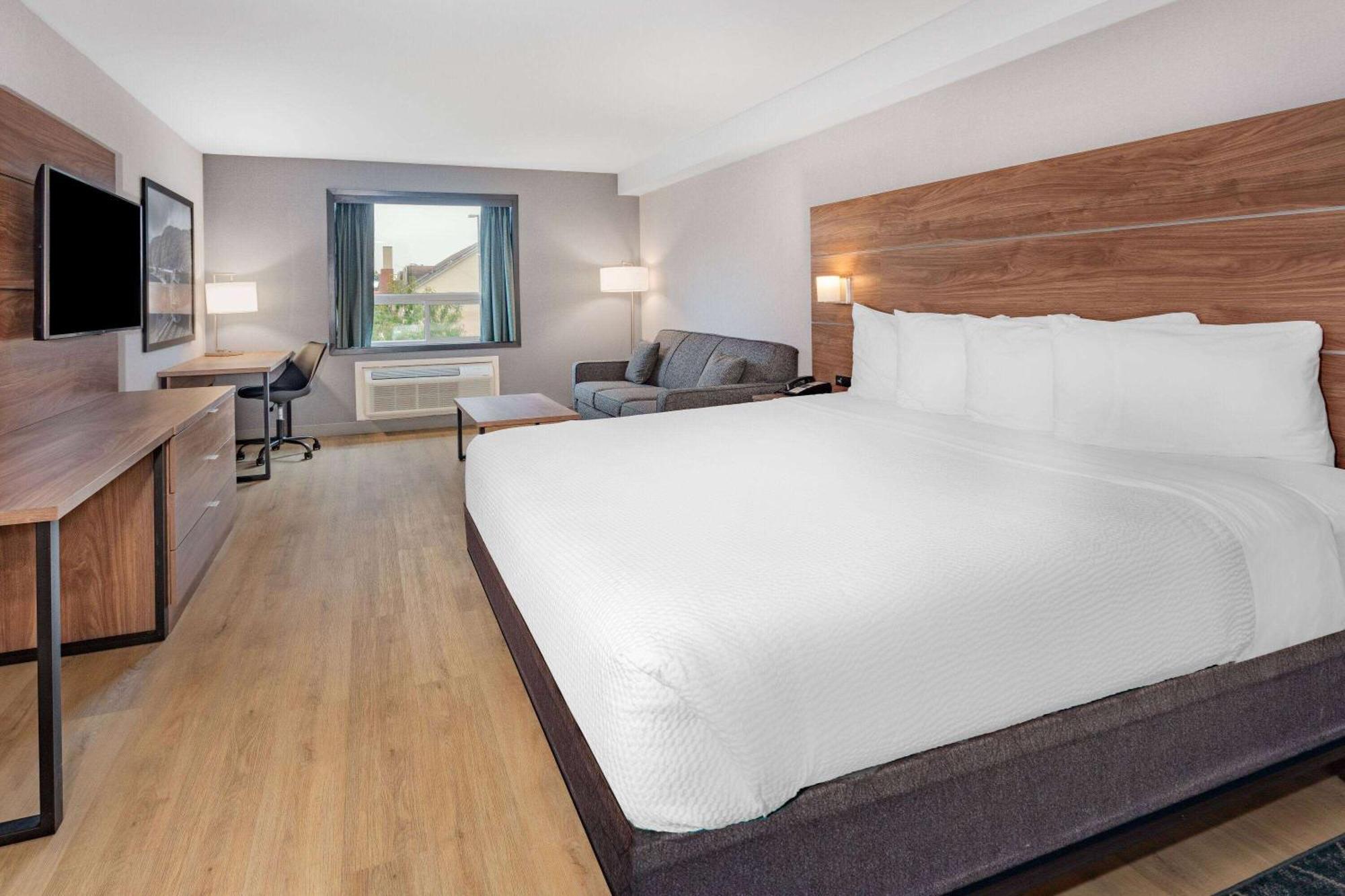Super 8 By Wyndham Cornwall On Luaran gambar