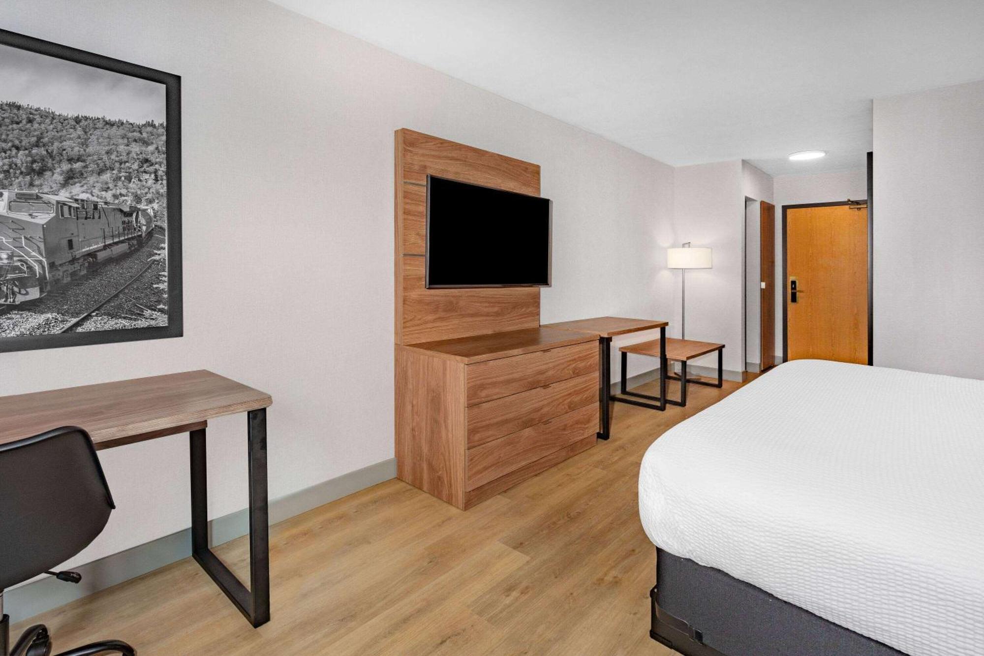 Super 8 By Wyndham Cornwall On Luaran gambar