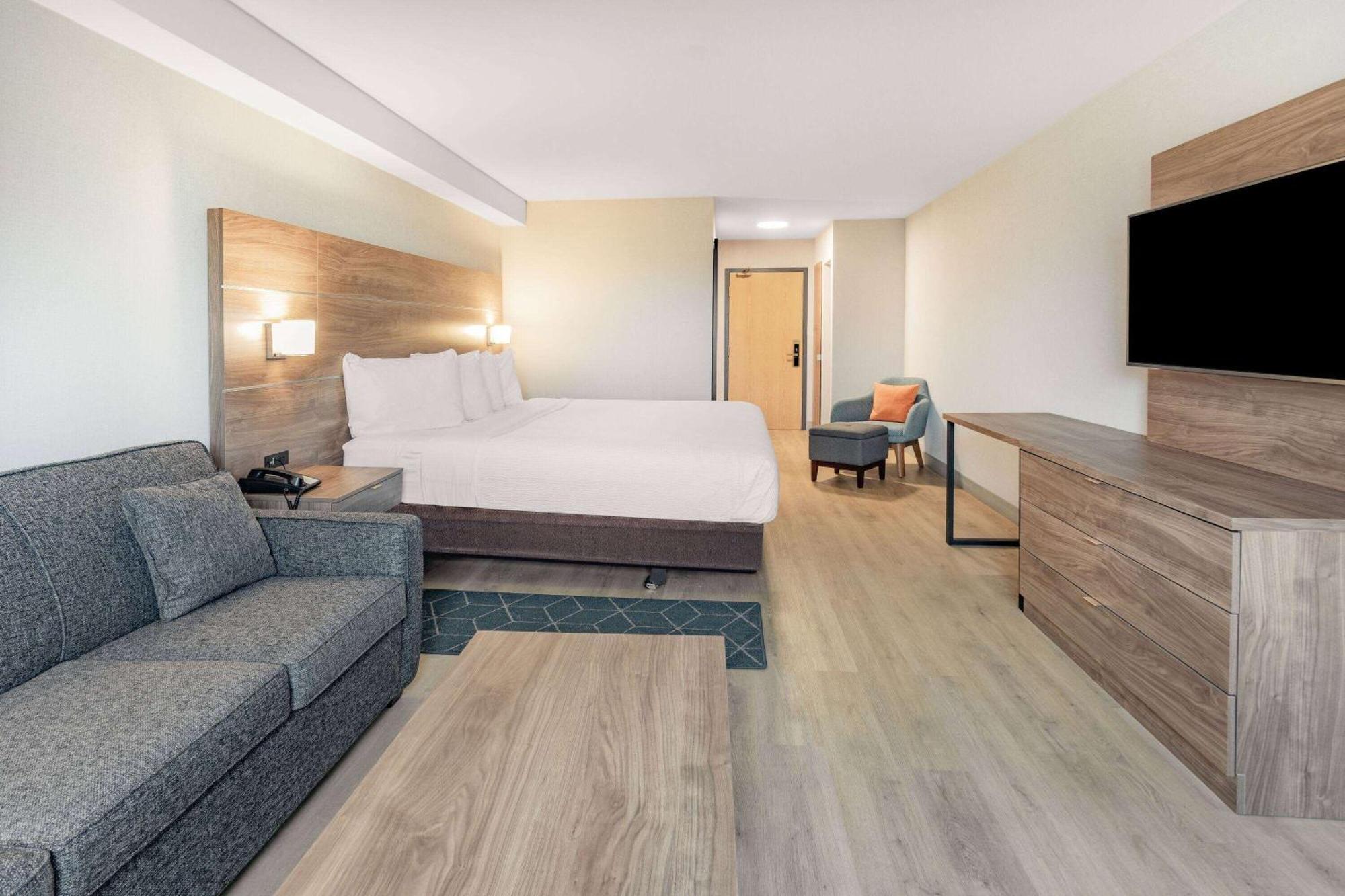 Super 8 By Wyndham Cornwall On Luaran gambar