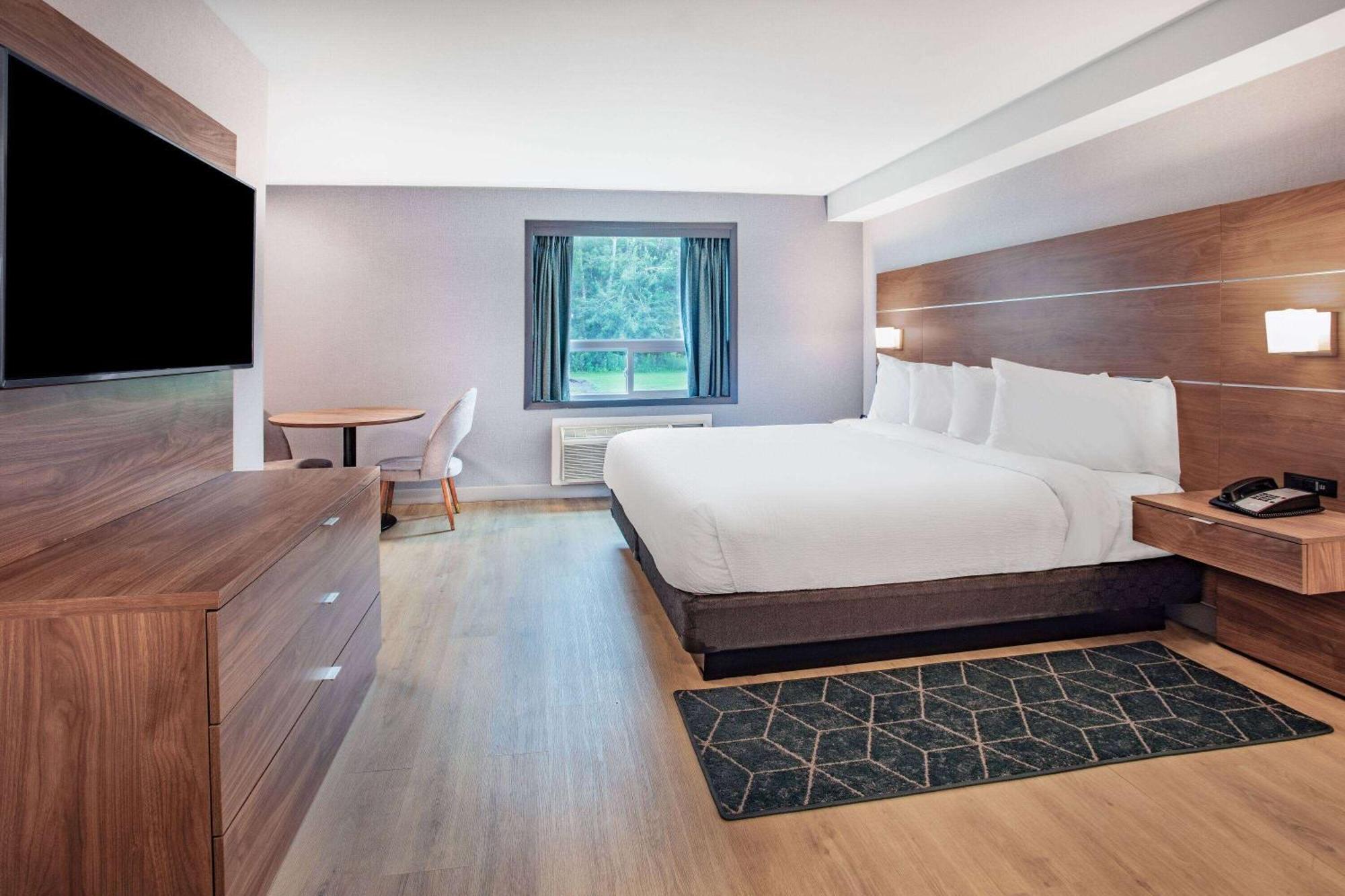 Super 8 By Wyndham Cornwall On Luaran gambar