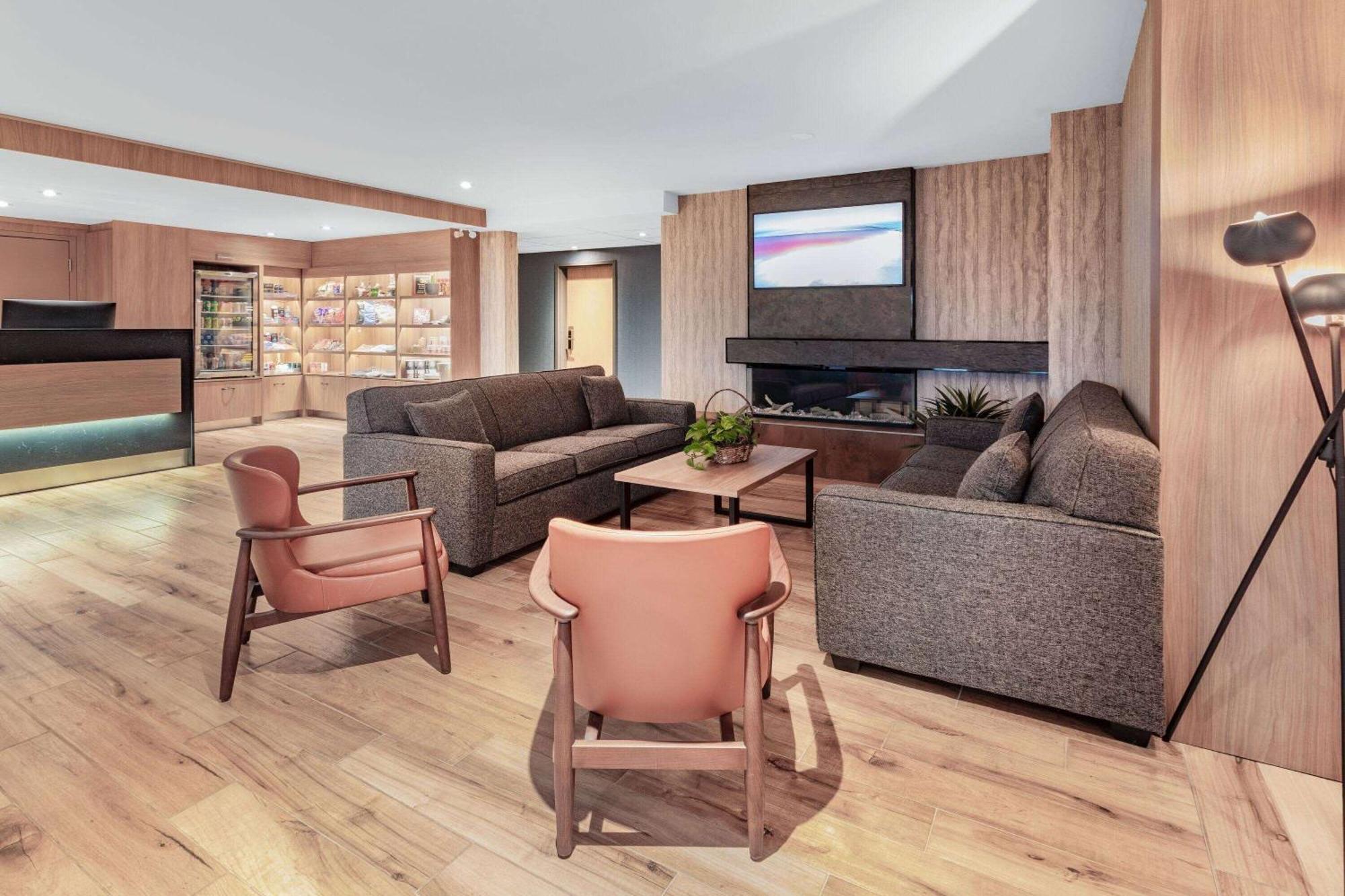 Super 8 By Wyndham Cornwall On Luaran gambar