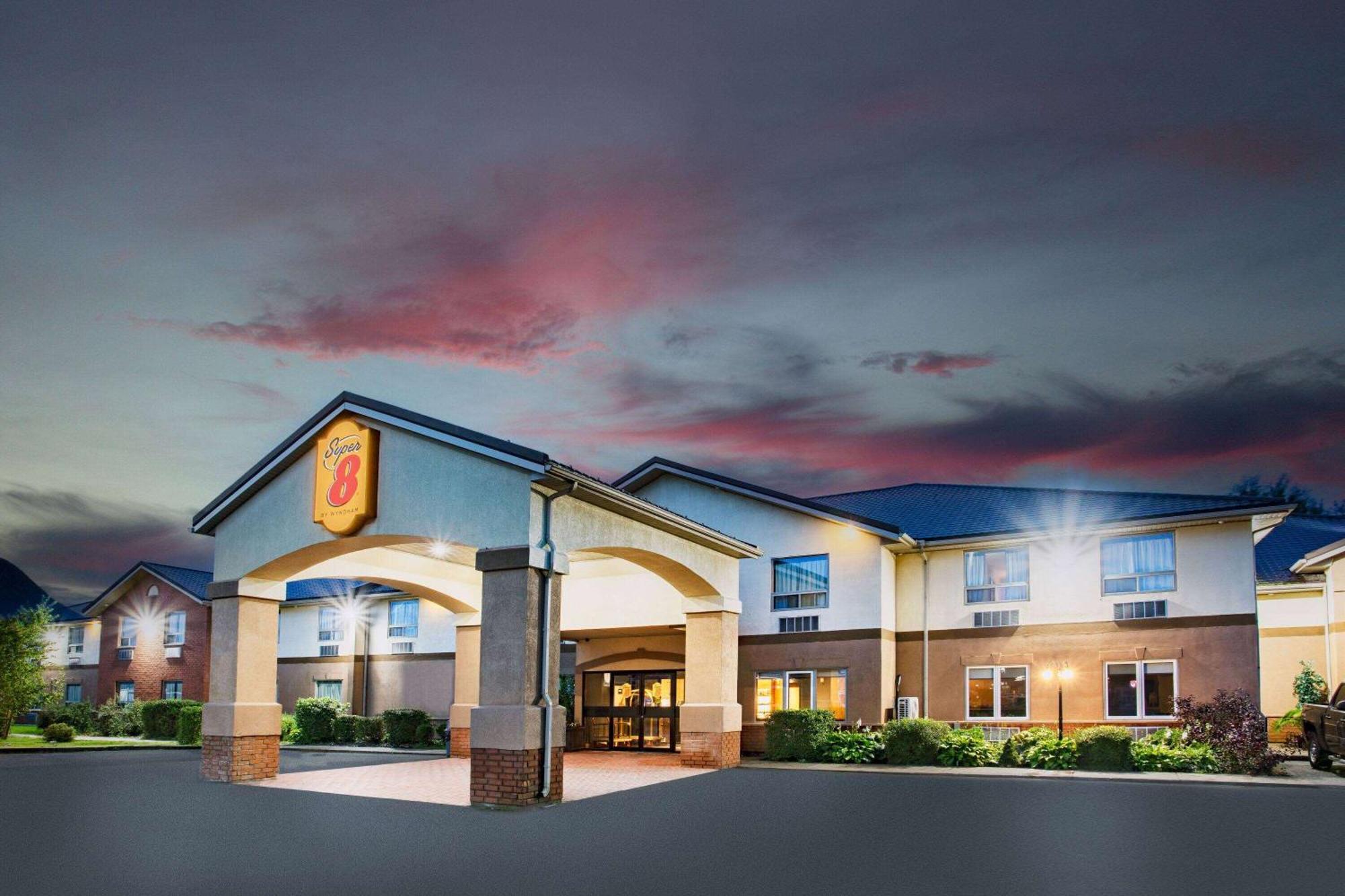 Super 8 By Wyndham Cornwall On Luaran gambar