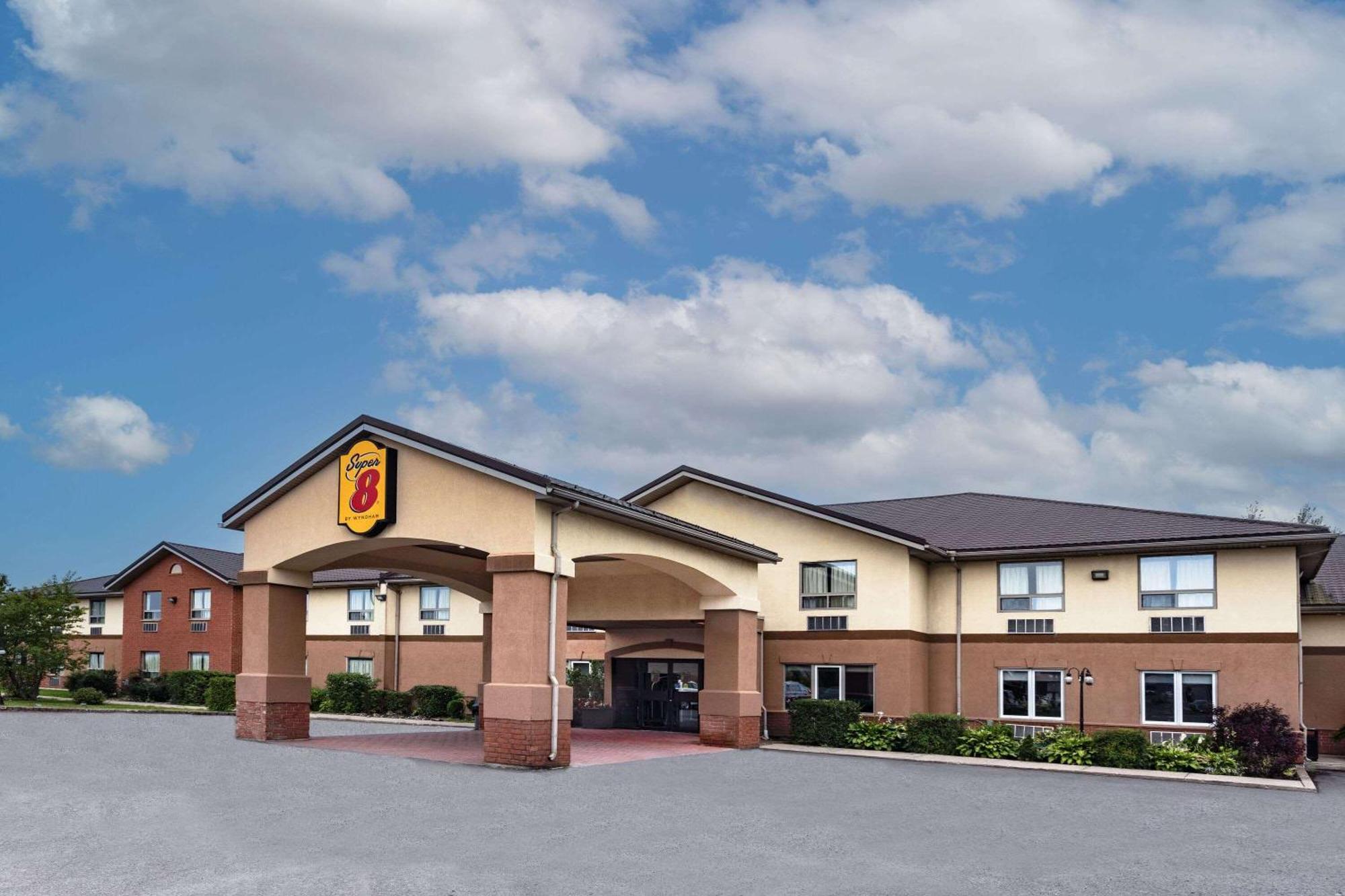 Super 8 By Wyndham Cornwall On Luaran gambar