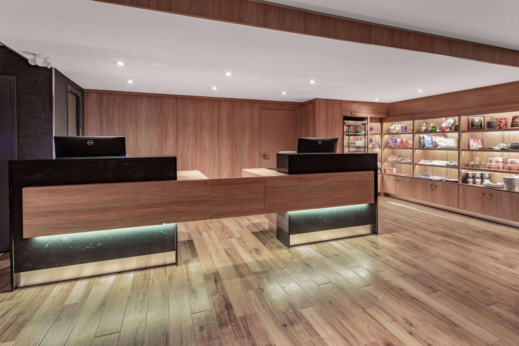 Super 8 By Wyndham Cornwall On Luaran gambar