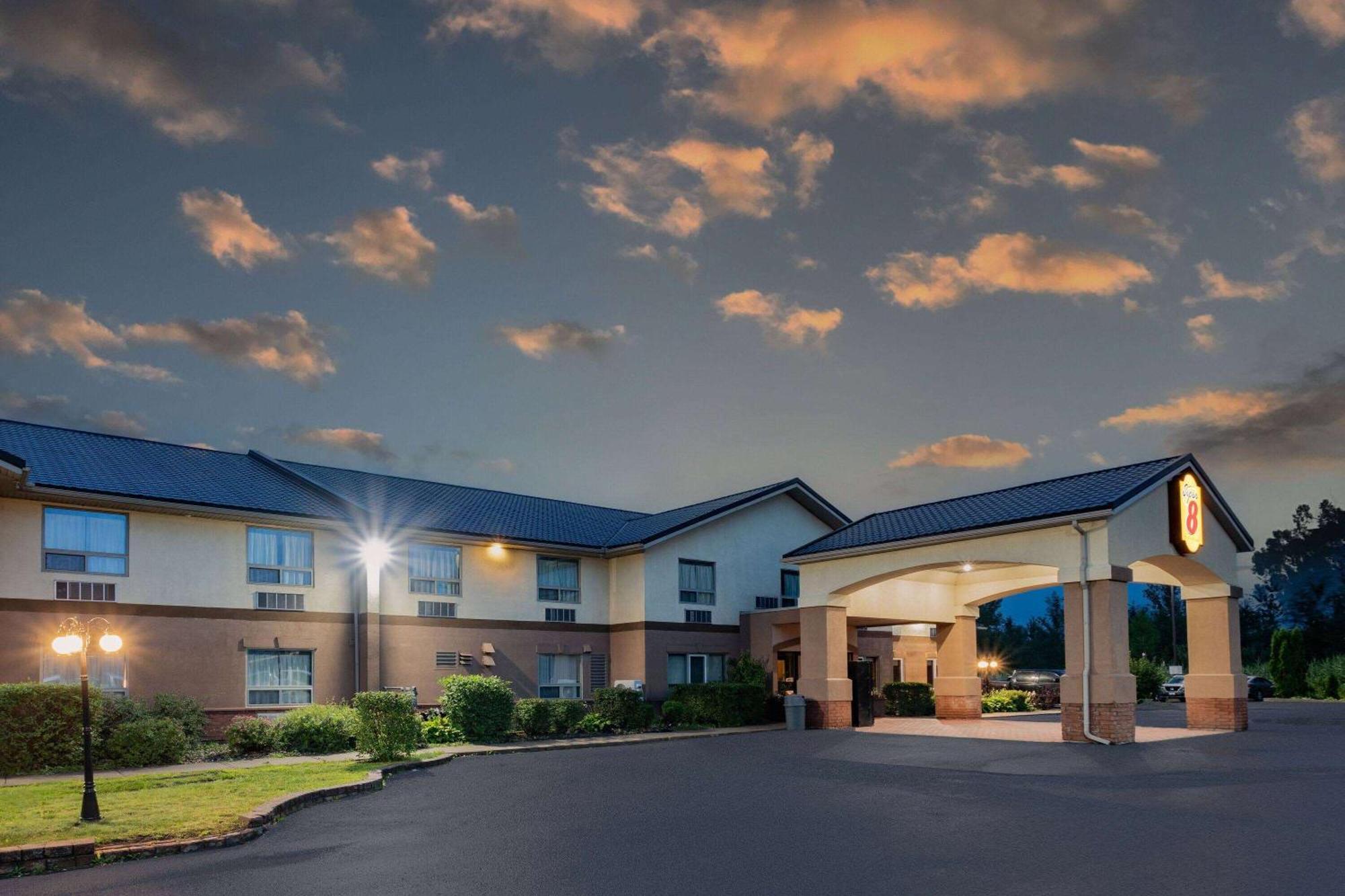 Super 8 By Wyndham Cornwall On Luaran gambar