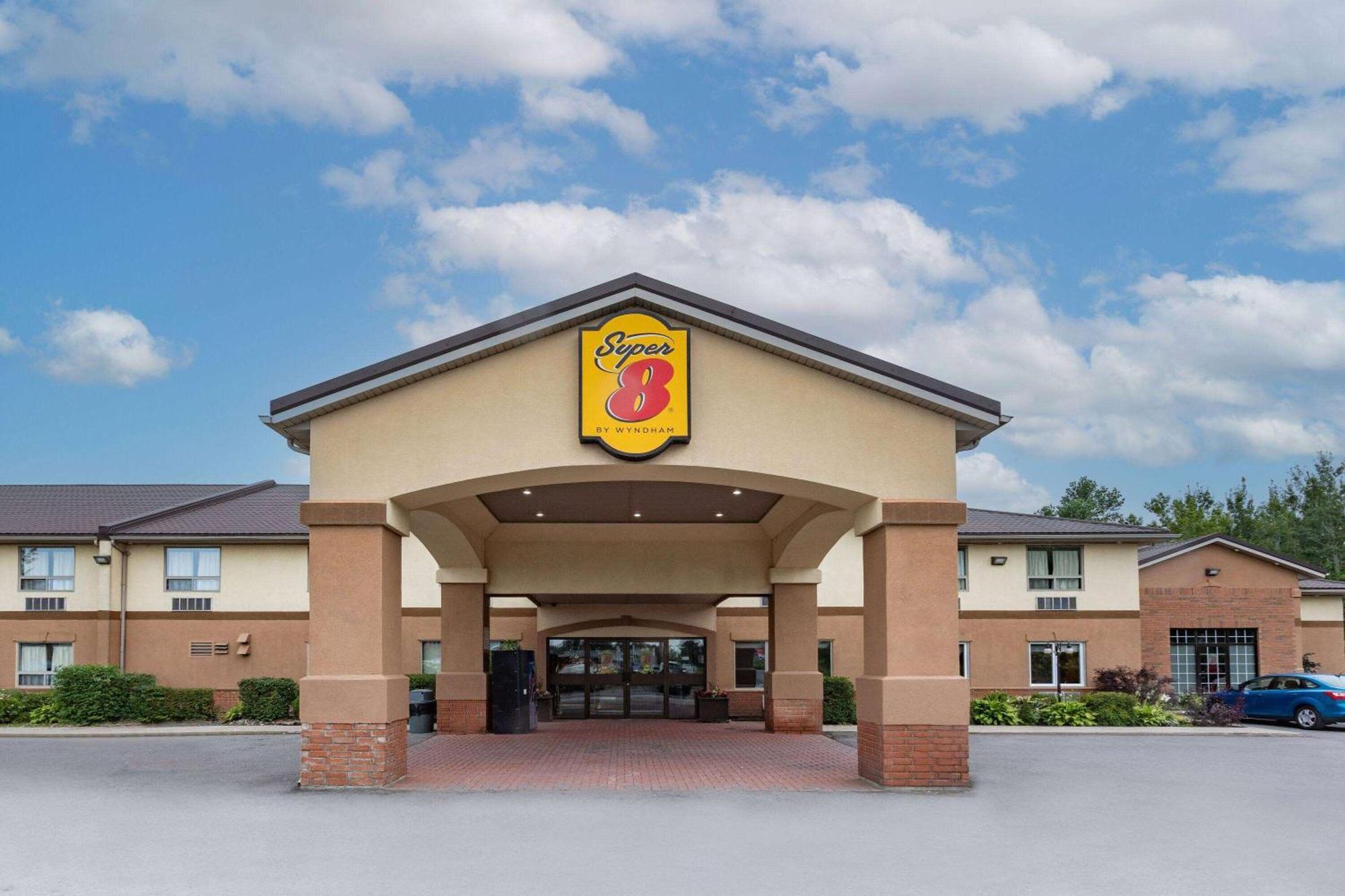 Super 8 By Wyndham Cornwall On Luaran gambar