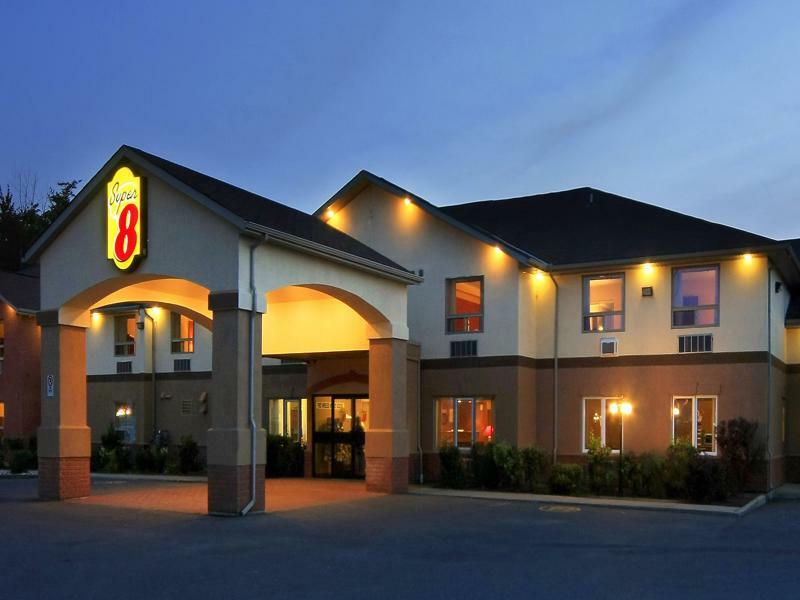 Super 8 By Wyndham Cornwall On Luaran gambar